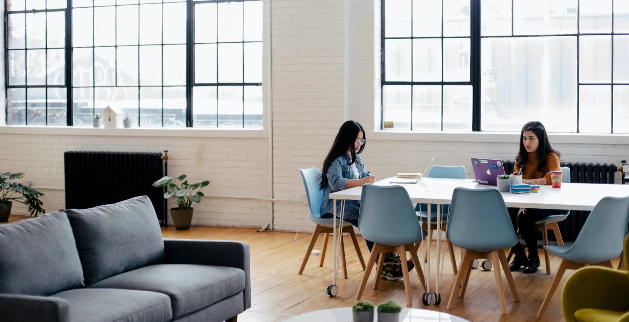 ⎯   Lounge and work area